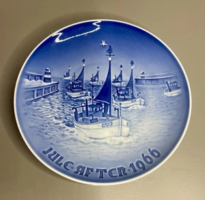 VINTAGE BING & GRONDAHL 1966 JULE AFTER CHRISTMAS PLATE SAILBOATS IN WINTER - Picture 1 of 5