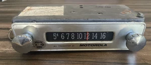 Vintage Motorola White Autocar all transistor radio - dials both work - untested - Imagen 1 de 18