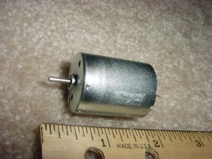 Pequeño motor eléctrico DC 12 VDC 5600 RPM 187 G-cm - M40 - Imagen 1 de 1