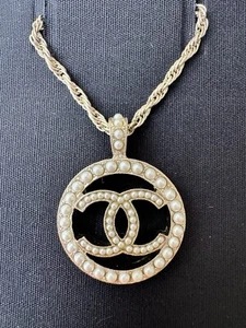 COLLAR COLGANTE CHANEL 23V GRANDE XL PERLA CC TONO DORADO CUERDA CADENA LOGO NUEVO CON ETIQUETAS - Imagen 1 de 14