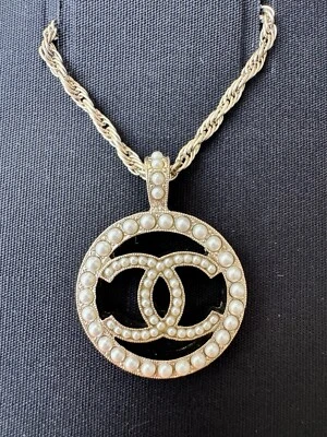 COLLAR COLGANTE CHANEL 23V GRANDE XL PERLA CC TONO DORADO CUERDA CADENA LOGO NUEVO CON ETIQUETAS Foto 1 de 4