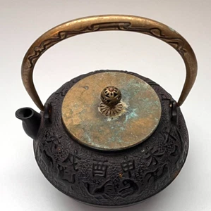 Vintage asiatische Eisen Teekanne Wasserkocher mit Bronze Griff & Deckel, chinesisches Sternzeichen Muster - Bild 1 von 17