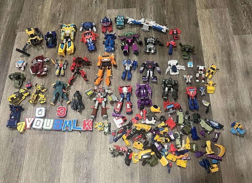 Transformers Figures Lot Of 20+ Incomplete/Complete Assorted Lot Vintage/Modern - Image 1 of 4