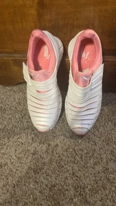 Puma Women's White and Pink Striped Sneakers, size 6 - Picture 1 of 11