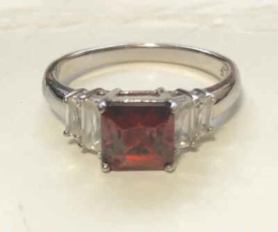 Anillo de compromiso de plata esterlina talla esmeralda circonita cúbica y granate 8,5 Foto 1 de 3