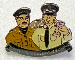 DANKE FÜR DIE ÜBERSTUNDEN SADDAM - SADDAM HUSSEIN MIT POLICE CONSTABLE PIN ABZEICHEN - Bild 1 von 3