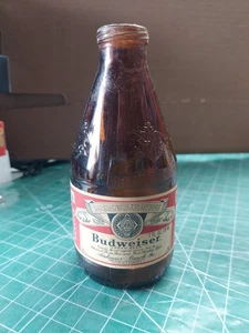 Bottiglia di birra vintage 7 oz Budweiser vetro ambrato con etichetta di carta e tappo vuoto - Foto 1 di 7