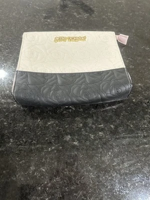 Betsy Johnson Black White Embossed Roses Clutch Makeup Cosmetic Bag Purse Foto 1 de 4