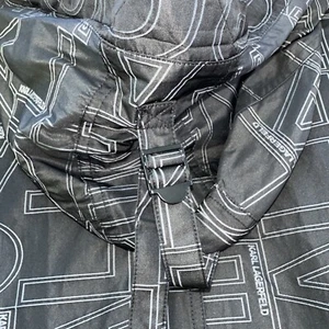 Karl Lagerfeld Parka Regenmantel Windbreaker UNISEX Gr. M Schwarz mit logo Print - Bild 1 von 24