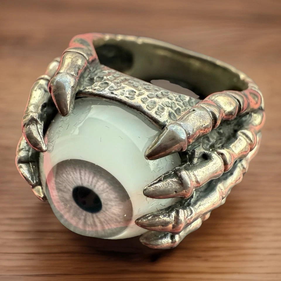 Anillo gótico de plata esterlina con globo ocular gris sostenido por Garras para hombre Foto 1 de 4