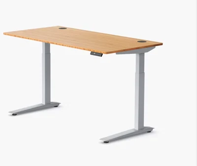 Escritorio de pie de bambú Jarvis - Rectángulo, marco base plateado sin ojal Foto 1 de 4