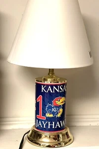 Lampada da tavolo fan Kansas Jayhawks #1 NCAA Football Rico Industries 17x5" - Foto 1 di 6
