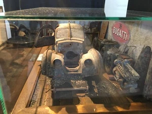 CMC A-027 Bugatti 57 SC Atlantic Diorama Barnfind, lim. 40 Stück Scheunenfund - Bild 1 von 5