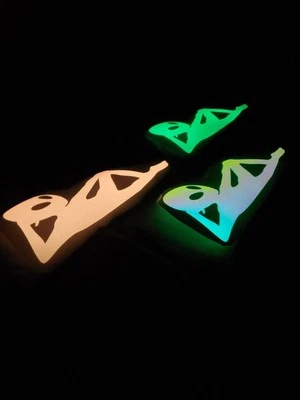 Calcomanía de vinilo Brilla en la oscuridad cómoda alienígena tamaño mediano iluminada estudios nueva Foto 1 de 4