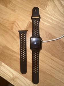 Apple iWatch Series 3 (38mm) • Débloqué • Bracelet caoutchouc • Bon état - Photo 1 sur 4