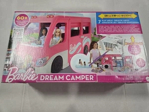 Barbie Camper Spielset, DreamCamper Spielzeugfahrzeug mit 60 Zubehörteilen in Puppengröße - Bild 1 von 6