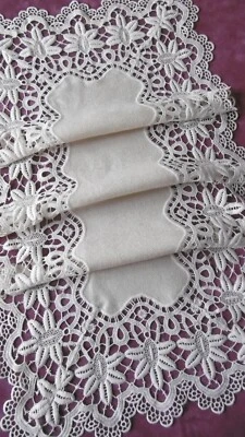 Elégant chemin de table entouré de DENTELLE ouvragée - Photo 1/4