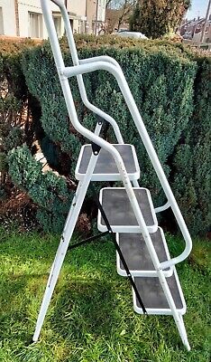Quality 4 Step Folding Step Ladder With Safety Rail • 50£