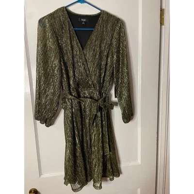 Vestido envolvente plisado metálico para mujer Simply Vera Vera Wang manga larga dorado pequeño Foto 1 de 4