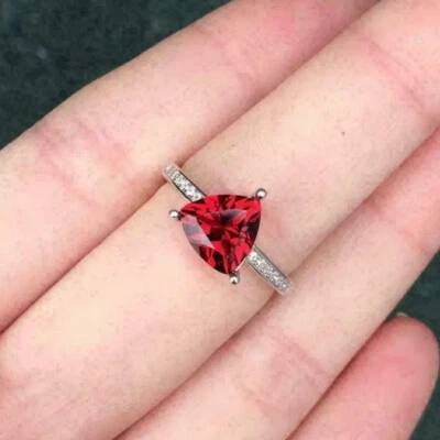 Bonito anillo de compromiso para mujer corte billón de 2 quilates granate rojo acabado oro blanco 14K Foto 1 de 4