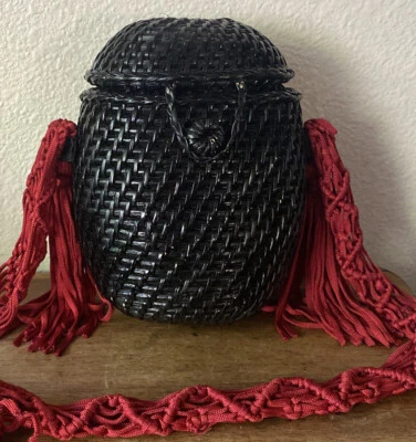 Cleobella Monedero Mimbre Negro con Correa Trenzada Roja y Borlas, Estilo Oriental Foto 1 de 4