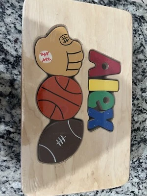 Taburete de madera personalizado para rompecabezas deportivo: "Brady" Foto 1 de 2
