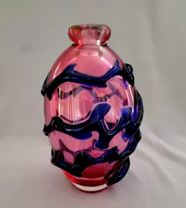 Vaso in vetro artistico brutalista 7" viola con decorazione applicata blu cobalto - Foto 1 di 6