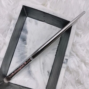 IT COSMETICS ulta small eye shadow smudge Brush #220 New - Picture 1 of 3