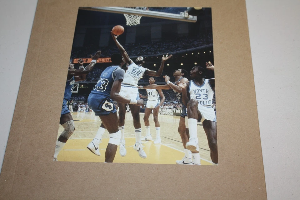 UNC TARHEELS JAMES WORTHY UNSIGNED 8X10 PHOTO POSE 1 HALL OF FAME LAKERS - Image 1 of 1