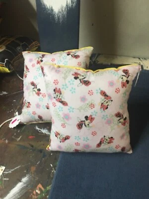 SET 2 CUSCINI MINNIE MOUSE-ROSA FATTI A MANO 8X8 - Immagine 1 di 2