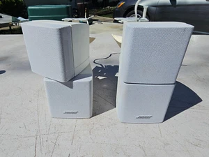 25FF28 PAIR OF BOSE DUAL SPEAKER MINI-CUBES, WHITE, SOUND GREAT, SLIGHT BLEMS - Picture 1 of 4