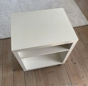 Gebrauchter weißer TV-Schrank mit Rollen – kompakt und praktisch - Bild 1 von 5