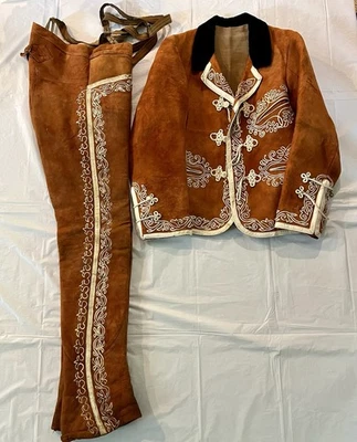De colección. Traje Charro Mexicano Años 40 o 50? Cuero con forro de fibra natural bordado Foto 1 de 4