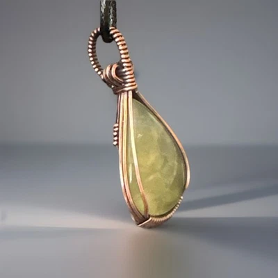 Prehnita ~ Colgante hecho a mano envuelto en alambre de cobre 9h Foto 1 de 4