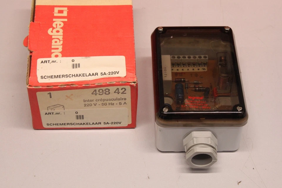 LEGRAND  49842 220V 5A 50Hz Dämmerungsschalter 49842 OVP - Image 1 of 1