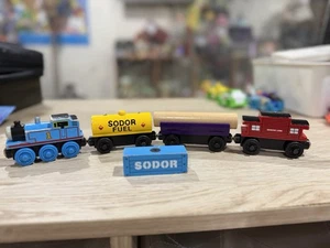Thomas the Train Tank Engine Sodor Line Caboose, Sodor Fuel Car And More 2003 - Bild 1 von 11