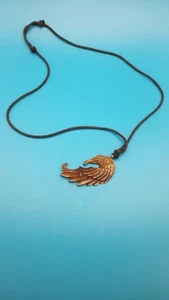 Collana con ciondolo testa di aquila in resina marrone cordino nero - Foto 1 di 4