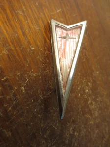 Original Pontiac car used small metal & plastic badge / emblem - USA - Picture 1 of 5