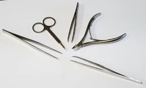 Lot de 5 instruments : ciseaux, pinces, brucelles (déstockage) - Foto 1 di 2