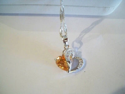 Collar para mujer de oro blanco con doble corazón creado en laboratorio de citrino y circonita cúbica  Foto 1 de 2