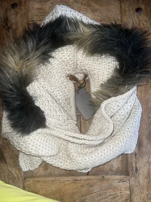 Capucha tejida Dsquared2 con ribete de piel sintética y detalle de bufanda nueva con etiquetas Foto 1 de 4