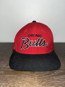 Vintage Sports Specialties Pro Chicago Bulls Script Fitted 7 1/8 90’s Wool Hat - Bild 1 von 7