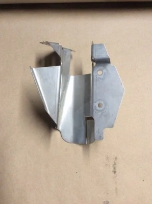 06 SOPORTE MONTAJE ESCUDO TÉRMICO/CONTROL EMISIONES HONDA ST1300 #17413-MCS-L00 Foto 1 de 4