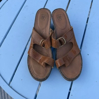 Sandalias de cuña Ariat para mujer talla 8 B cuero marrón estampado de reptiles hebilla tanga Foto 1 de 3