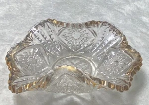 Bonboniere aus geschliffenem Pressglas mit Goldrand, gewellter Rand. 5,25”x 2” - Bild 1 von 7