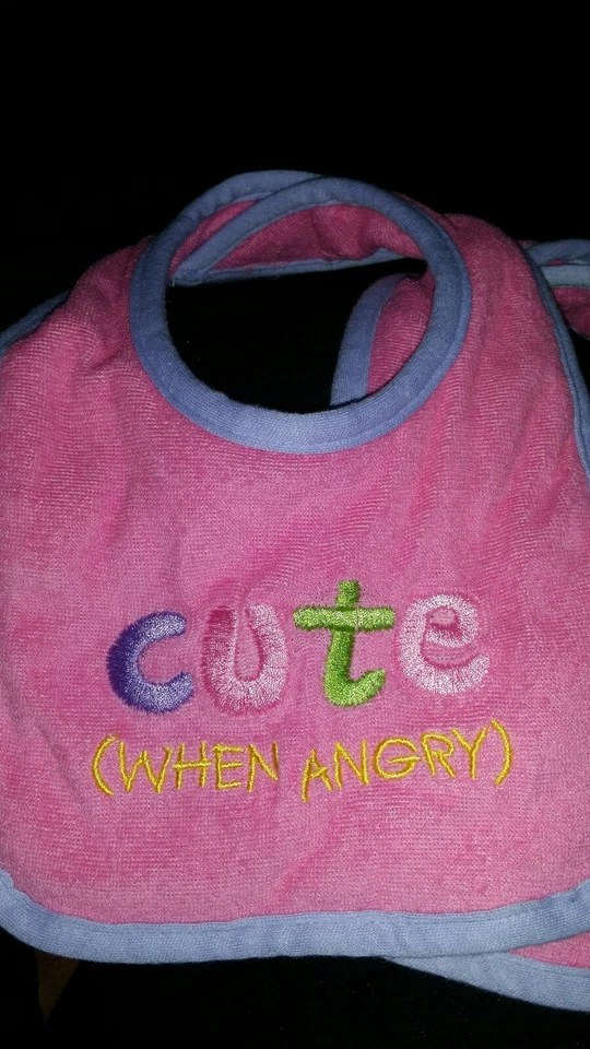 Babero de bebé bordado ~ lindo (CUANDO ESTÁ ENOJADO).  Rosa con ribete púrpura. Lote de 5 Foto 1 de 3