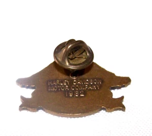 Harley Davidson HOG 1982 Harley Gruppo Proprietari Cappello Gilet Giacca Spilla Pinback - Foto 1 di 3