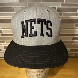 Sombrero Mitchell & Ness Brooklyn Nets parche con logotipo bordado en relieve gris SnapBack - Imagen 1 de 9