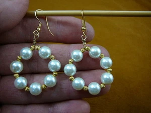 EE-802-20) White 8 mm beaded pearlized glass hoop dangle circle gold earrings - Bild 1 von 1