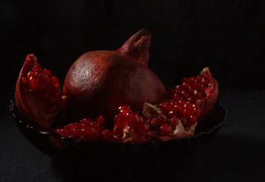 Color Photo Red Pomegranate on Plate Still Life Original Paper 21x30 cm - Picture 1 of 1